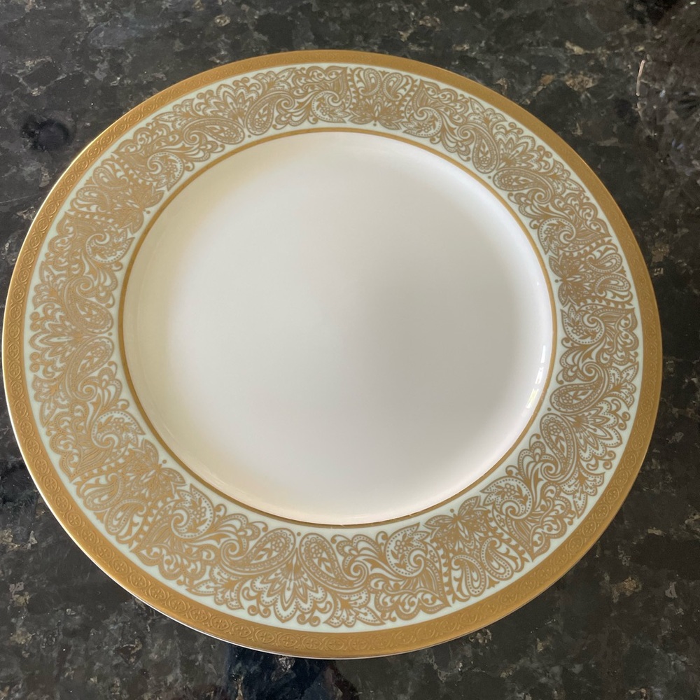 Euc vintage Robinson's California Bremerton bone china dinner plate. 10.5 in.